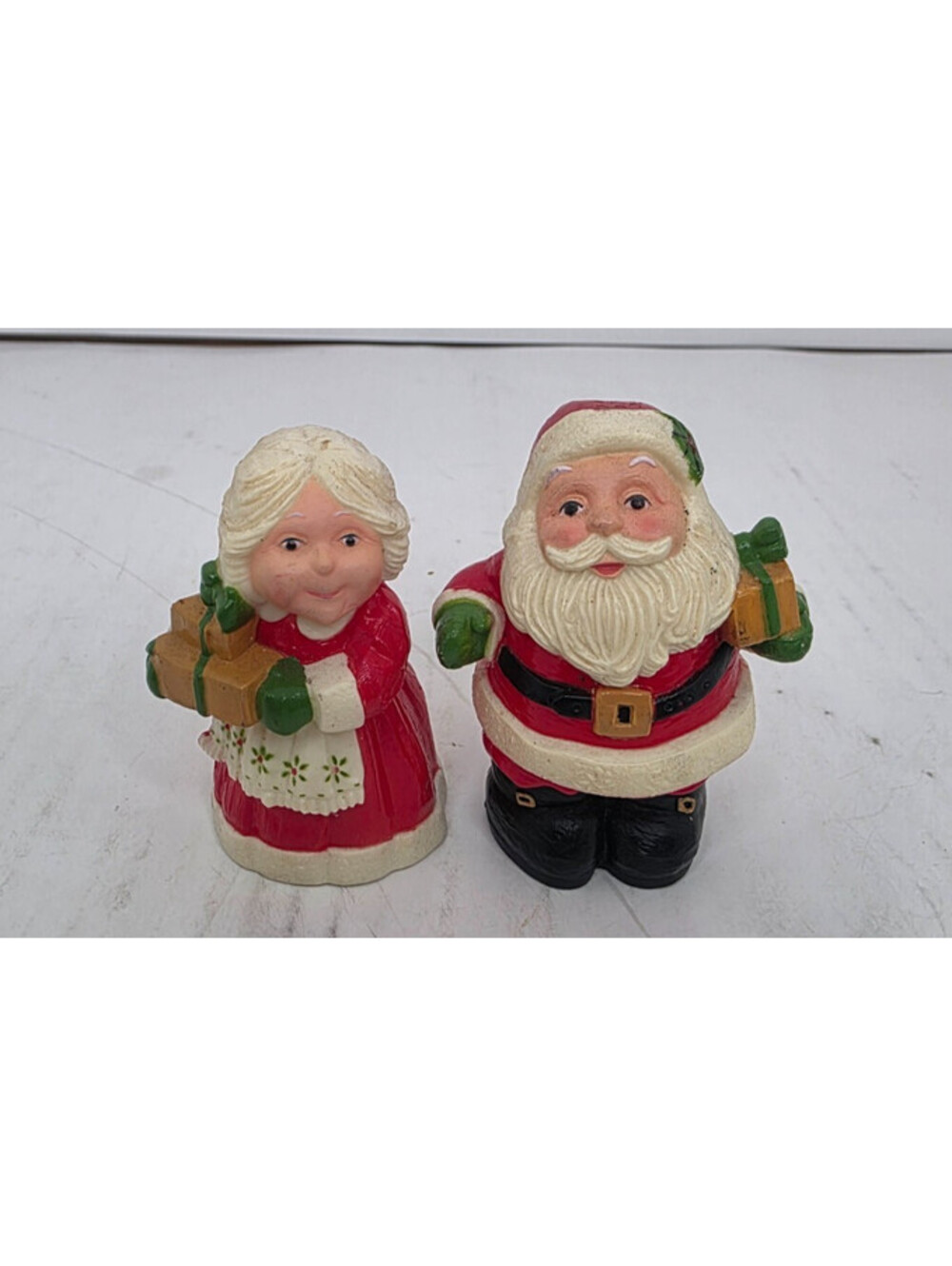 Vintage Classic Hallmark Plastic S&P Shakers Santa & Mrs.Claus Set 3" Tall